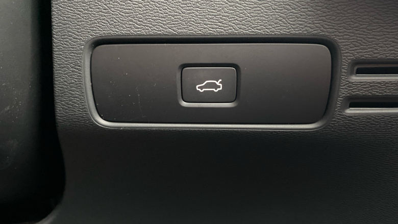 Volvo XC40 2.0 B3P Ultimate Dark 5dr Auto Petrol Estate